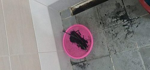 개포동 하수구막힘 작업 후 변기 배수 흐름을 확인하는 장면